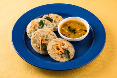 güney hint favori gıda rava idli veya irmik idly veya rava idly, sambar ve yeşil chutney ile hizmet, beyaz arka plan üzerinde izole