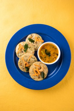 güney hint favori gıda rava idli veya irmik idly veya rava idly, sambar ve yeşil chutney ile hizmet, beyaz arka plan üzerinde izole