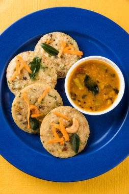 güney hint favori gıda rava idli veya irmik idly veya rava idly, sambar ve yeşil chutney ile hizmet, beyaz arka plan üzerinde izole