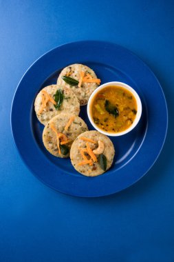 güney hint favori gıda rava idli veya irmik idly veya rava idly, sambar ve yeşil chutney ile hizmet, beyaz arka plan üzerinde izole