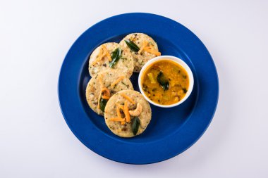 güney hint favori gıda rava idli veya irmik idly veya rava idly, sambar ve yeşil chutney ile hizmet, beyaz arka plan üzerinde izole
