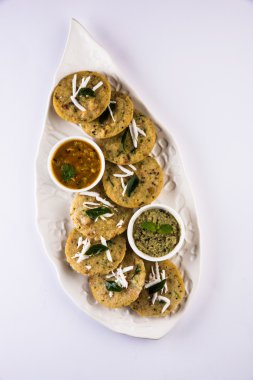güney hint favori gıda rava idli veya irmik idly veya rava idly, sambar ve yeşil chutney ile hizmet, beyaz arka plan üzerinde izole