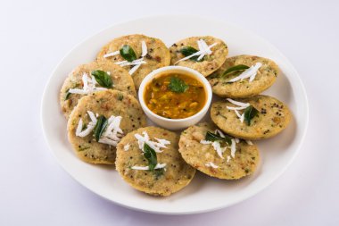 güney hint favori gıda rava idli veya irmik idly veya rava idly, sambar ve yeşil chutney ile hizmet, beyaz arka plan üzerinde izole