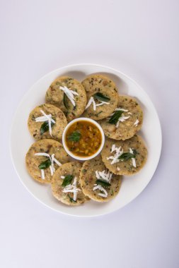 güney hint favori gıda rava idli veya irmik idly veya rava idly, sambar ve yeşil chutney ile hizmet, beyaz arka plan üzerinde izole