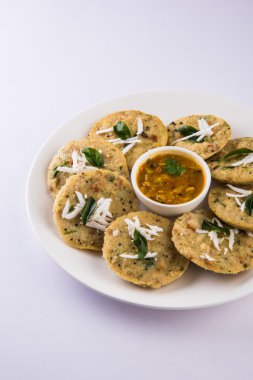 güney hint favori gıda rava idli veya irmik idly veya rava idly, sambar ve yeşil chutney ile hizmet, beyaz arka plan üzerinde izole