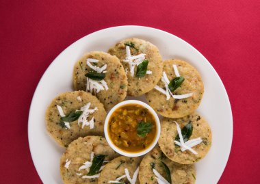 güney hint favori gıda rava idli veya irmik idly veya rava idly, sambar ve yeşil chutney ile hizmet, beyaz arka plan üzerinde izole