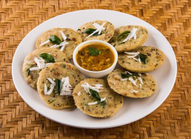 güney hint favori gıda rava idli veya irmik idly veya rava idly, sambar ve yeşil chutney ile hizmet, beyaz arka plan üzerinde izole