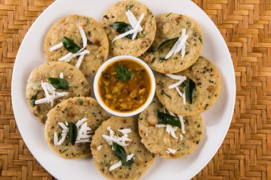 güney hint favori gıda rava idli veya irmik idly veya rava idly, sambar ve yeşil chutney ile hizmet, beyaz arka plan üzerinde izole