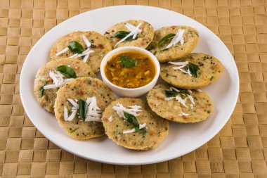 güney hint favori gıda rava idli veya irmik idly veya rava idly, sambar ve yeşil chutney ile hizmet, beyaz arka plan üzerinde izole