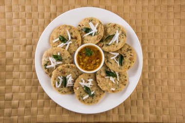 güney hint favori gıda rava idli veya irmik idly veya rava idly, sambar ve yeşil chutney ile hizmet, beyaz arka plan üzerinde izole
