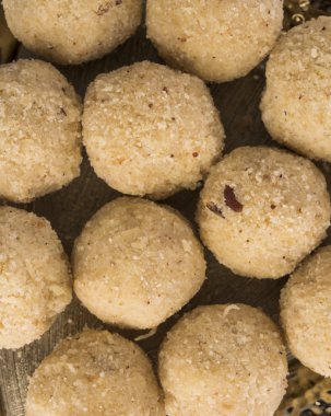 hint tatlı hindistan cevizi laddu veya nariyal laddoo, seçici odak