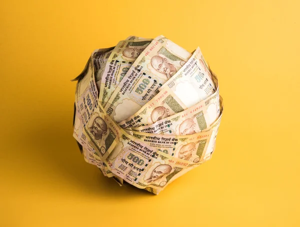 Peněžní koule s použitím indické bankovky, 500 nebo 500 Rupie, ručně vyráběné, sféra, izolovaná na bílém pozadí — Stock fotografie