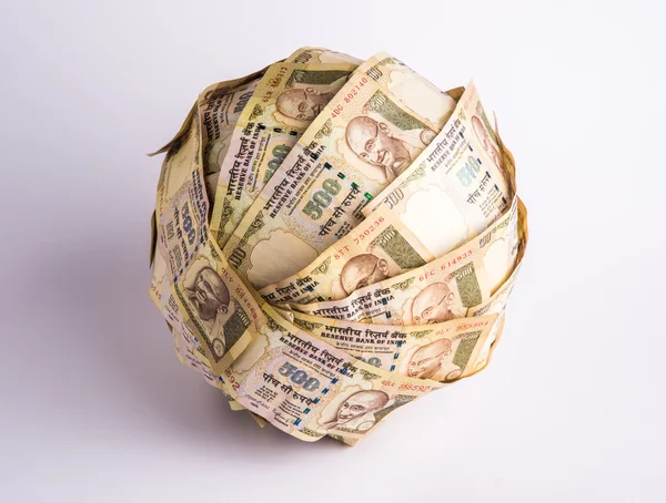 Bola del dinero usando la moneda india nota, billetes de 500 o quinientos rupias, hecho a mano, esfera, aislado en el fondo blanco —  Fotos de Stock