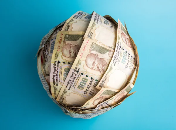 Palla di denaro con banconota indiana, 500 o cinquecento banconote da rupia, fatte a mano, sfera, isolate su sfondo bianco — Foto Stock