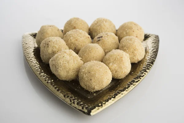 Coconut laddu, een beroemd Indiaas zoet met amandelen en pistache — Stockfoto