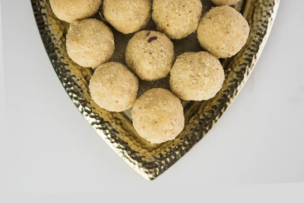 Coconut laddu, een beroemd Indiaas zoet met amandelen en pistache — Stockfoto