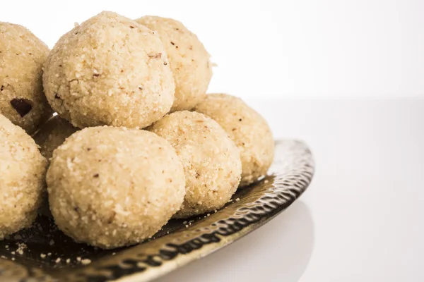 Indische süße Kokosnuss laddu oder nariyal laddoo, selektiver Fokus — Stockfoto