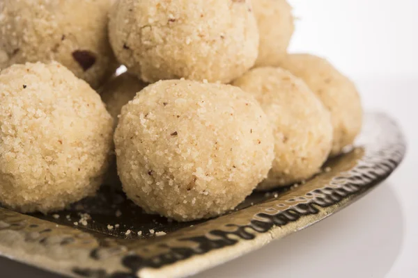 Indische süße Kokosnuss laddu oder nariyal laddoo, selektiver Fokus — Stockfoto