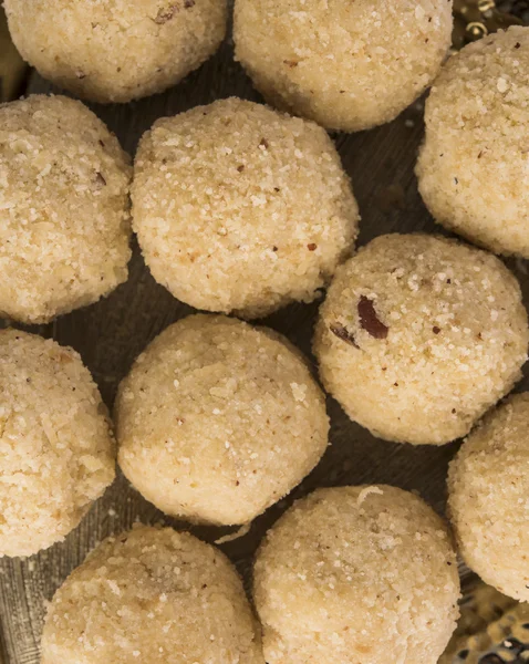 Indische süße Kokosnuss laddu oder nariyal laddoo, selektiver Fokus — Stockfoto