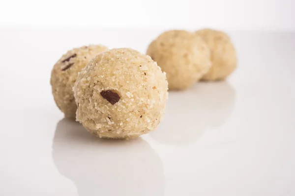 Indische süße Kokosnuss laddu oder nariyal laddoo, selektiver Fokus — Stockfoto