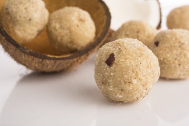 hint tatlı hindistan cevizi laddu veya nariyal laddoo, seçici odak