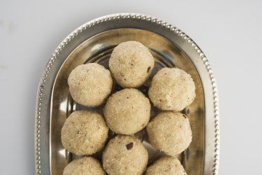hintçe birçok hindistan cevizi tatlı laddu veya nariyal laddoo , closeup