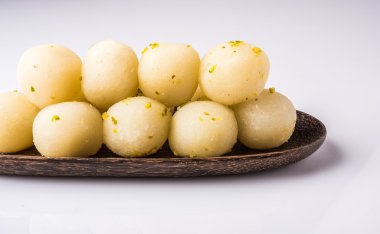 Bangladeş veya Hindistan'ın en sevdiği tatlı rasgulla, Kuru rasgulla, bengal tatlılar, sütünden yapılmıştır / khoya, tatlı karşılar, kavisli bir çelik plaka, aşırı closeup, ön açısı