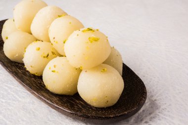 Bangladeş veya Hindistan'ın en sevdiği tatlı rasgulla, Kuru rasgulla, bengal tatlılar, sütünden yapılmıştır / khoya, tatlı karşılar, kavisli bir çelik plaka, aşırı closeup, ön açısı