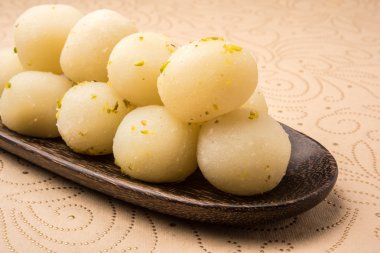 Bangladeş veya Hindistan'ın en sevdiği tatlı rasgulla, Kuru rasgulla, bengal tatlılar, sütünden yapılmıştır / khoya, tatlı karşılar, kavisli bir çelik plaka, aşırı closeup, ön açısı