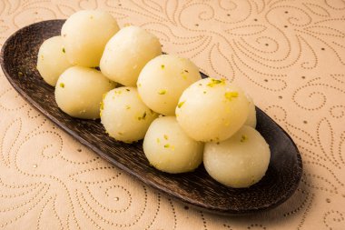 Bangladeş veya Hindistan'ın en sevdiği tatlı rasgulla, Kuru rasgulla, bengal tatlılar, sütünden yapılmıştır / khoya, tatlı karşılar, kavisli bir çelik plaka, aşırı closeup, ön açısı