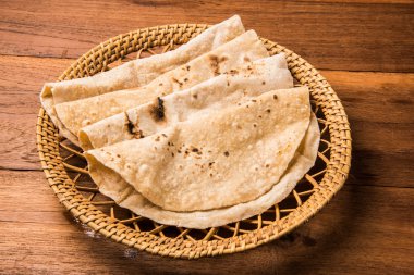 hint roti / chapati / fulka / paratha / hint ekmeği, bir tabakta izole