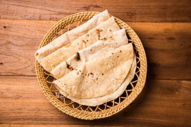 hint roti / chapati / fulka / paratha / hint ekmeği, bir tabakta izole