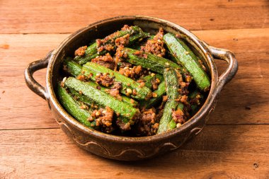 Hint masala kızarmış bhindi veya ladyfinger, köri, chapati ile garnitür, roti, naan, poori