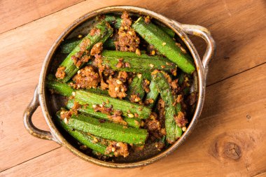 Hint masala kızarmış bhindi veya ladyfinger, köri, chapati ile garnitür, roti, naan, poori