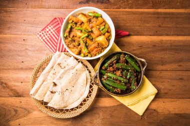bhindi masala veya bhendi masala veya hint roti / chapati / fulka / paratha / hint ekmeği, hint baharatlı gıda ile kırmızı köri karışık sebze ile bayanlar parmak kızartma