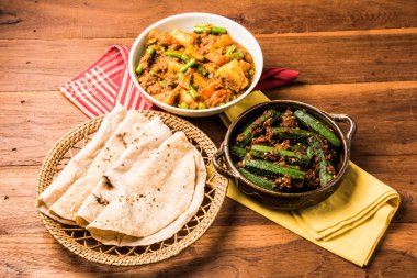 bhindi masala veya bhendi masala veya hint roti / chapati / fulka / paratha / hint ekmeği, hint baharatlı gıda ile kırmızı köri karışık sebze ile bayanlar parmak kızartma