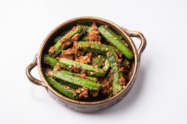 Hint masala kızarmış bhindi veya ladyfinger, köri, chapati ile garnitür, roti, naan, poori