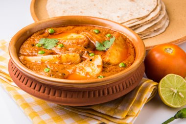 patates köri veya aalu masala veya aaloo masala ile yeşil bezelye, Hint ekmek ile servis / roti / Çapati / naan / fulka / phulka