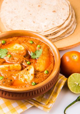 patates köri veya aalu masala veya aaloo masala ile yeşil bezelye, Hint ekmek ile servis / roti / Çapati / naan / fulka / phulka