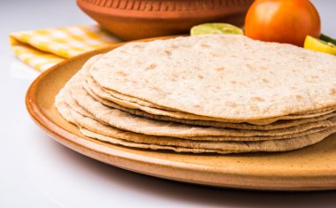 patates köri veya aalu masala veya aaloo masala ile yeşil bezelye, Hint ekmek ile servis / roti / Çapati / naan / fulka / phulka