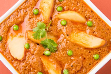 patates köri veya aalu masala veya yeşil bezelye ile aaloo masala, hint gıda, ana yemek, baharatlı