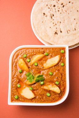 patates köri veya aalu masala veya aaloo masala ile yeşil bezelye, Hint ekmek ile servis / roti / Çapati / naan / fulka / phulka
