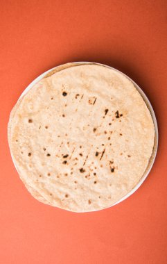 hint roti / chapati / fulka / paratha / hint ekmeği, bir tabakta izole