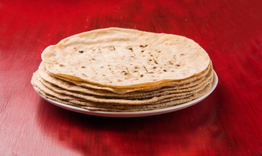 hint roti / chapati / fulka / paratha / hint ekmeği, bir tabakta izole
