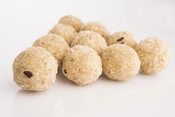 Indische süße Kokosnuss laddu oder nariyal laddoo, selektiver Fokus — Stockfoto