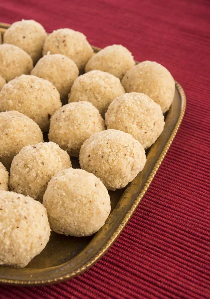 Indische süße Kokosnuss laddu oder nariyal laddoo, selektiver Fokus — Stockfoto