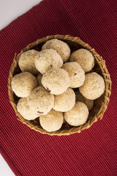 Indische süße Kokosnuss laddu oder nariyal laddoo, selektiver Fokus — Stockfoto