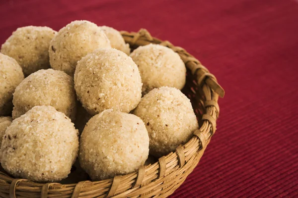 Laddu di cocco dolce indiano o laddoo nariyal, fuoco selettivo — Foto Stock