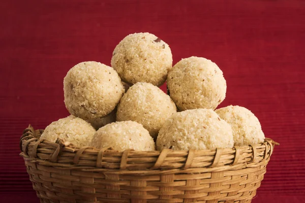 Indiska söt kokos Lindh eller nariyal Laddoo, selektiv fokus — Stockfoto