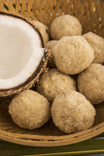 Viele kokosnusssüße laddu oder nariyal laddoo in hindi, Nahaufnahme — Stockfoto